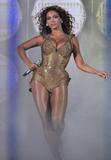 Beyonce Knowles (Бейонс Ноулс) - Страница 3 Th_93769_Celebutopia-Beyonce_Knowles_performs_at_the_o2_Arena_in_Dublin-05_122_109lo