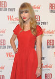 th_49983_Preppie_Taylor_Swift_turns_on_the_Westfield_Christmas_Lights_8_122_159lo.jpg