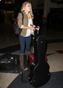 http://img41.imagevenue.com/loc188/th_84423_Emily_Osment_at_LAX_Airport6_122_188lo.jpg