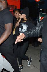 th_992650235_RihannaleavingJalouseNightclubinMayfairLondon9.7.2012_52_122_200lo.jpg