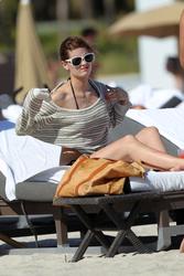 http://img41.imagevenue.com/loc250/th_312911246_Mischa_Barton_Bikini_Candids_on_the_Beach_in_Miami_December_27_2011_279_122_250lo.jpg