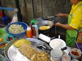 posledne ranajky v TH, pre zmenu na Soi Rambutri, ale teta ich robi vedla stojacim japoncom, slize na ktorych je vajce, ja klasicky fried rice, inak toto je typicky stanok, vpredu 4 druhy slizov ktore mate na vyber