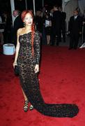 th_489674346_RihannaCostumeInstituteGalaMetBallinNYC_2.5.2011_92_122_507lo.jpg