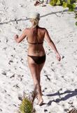 th_46282_Celebutopia-Britney_Spears_in_bikini_on_the_beach_in_the_Carribbean-27_122_508lo.jpg