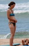th_47169_celebrity_paradise.com_TheElder_MaggieGyllenhaal2011_03_24_holidayonBeachinHawaii5_122_511lo.jpg