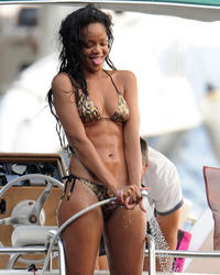 th_606487105_RihannasnorkelingInPortofino28.7.2012_159_122_558lo.jpg