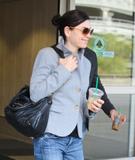th_44047_Preppie_-_Julianna_Margulies_arrives_into_LAX_Airport_-_Jan._16_2010_432_122_562lo.jpg