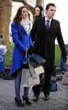 th_24370_Leighton_Meester_GG-OnSet_011209_003_122_596lo.jpg