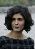 th_35993_Celebutopia-Audrey_Tautou_poses_in_front_of_Buda_Castle_in_central_Budapest-03_122_738lo.JPG