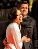 th_99685_Angelina_Jolie_-_The_curious_case_of_Benjamin_Button_-_premiere_in_Berlin_19-1-2009_015_122_913lo.jpg
