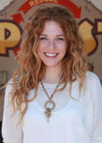 http://img41.imagevenue.com/loc251/th_92418_Rachelle_Lefevre_at_Yes_to_Carrots_Garden_Challenge_003_122_251lo.jpg